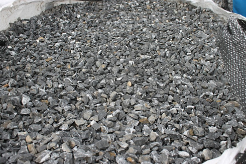 Kamenclub.ru: Щебень крошка черный (мрамор) фр. 5-10 мм.  купить в Истре мрамор черный с белыми прожилками, черный, белый мраморная крошка декоративная ландшафтная 11000 руб/т   фото КАМЕНЬ КЛУБ
