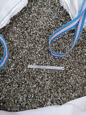 Kamenclub.ru: Галька речная окат (серая) фр.3-5 мм купить  в Истре галька речная серая бежевый темно-серый окатанный речной камень округлый 9500 руб/т   фото КАМЕНЬ КЛУБ