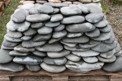 Kamenclub.ru: Галька речная плоская (темно-серая) фр. 100-200-300 мм. купить  в Истре галька речная плоская темно-серый, серый, синий речной галечник плоский 9000 руб/т   фото КАМЕНЬ КЛУБ