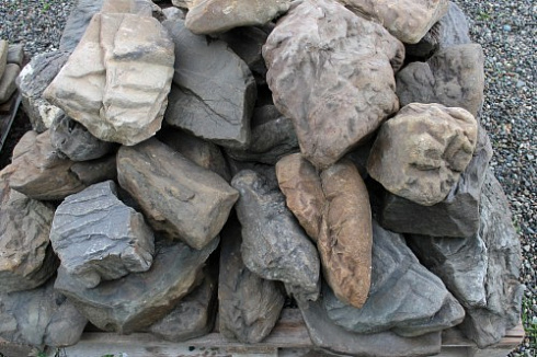 Kamenclub.ru: Песчаник декоративный ландшафтный (фр. 300-500 мм)  купить в Истре песчаник желтый рыжий серый зеленый валун речной окатанный природный песчаника 4 500 руб/т   фото КАМЕНЬ КЛУБ