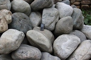 Kamenclub.ru: Речной валун Кабанчик фр.300-500 мм.  купить в Истре крупный природный камень галька серый, темно-серый речной валун галечник масштабный 7000 руб/т   фото КАМЕНЬ КЛУБ