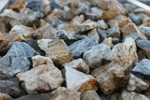 Kamenclub.ru: Мраморная крошка (щебень крошка медовый) фр. 20-40 мм.  купить в Истре мрамор бежевый рыжий желтый ландшафтная мраморная крошка 12000 руб/т   фото КАМЕНЬ КЛУБ