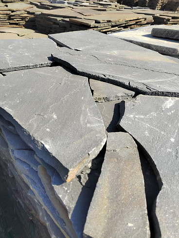 Kamenclub.ru: Песчаник пластушка светло-серый (3,0 см)  купить в Истре песчаник светло-серый, серый песчаник рваный ландшафтный колотый 13800 руб/м3   фото КАМЕНЬ КЛУБ