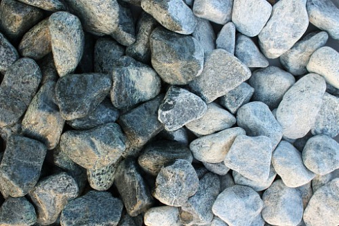 Kamenclub.ru: Щебень галтованный зеленый (змеевик) фр. 50-100 мм.  купить в Истре галтовка мраморная зеленый, салатовый мрамор 12 500 руб/т   фото КАМЕНЬ КЛУБ