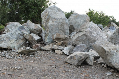 Kamenclub.ru: Змеевик скальник фр. 500-1500 мм.  купить в Истре змеевик зеленый серый черный глыба скальная колотая 7500 руб/т   фото КАМЕНЬ КЛУБ