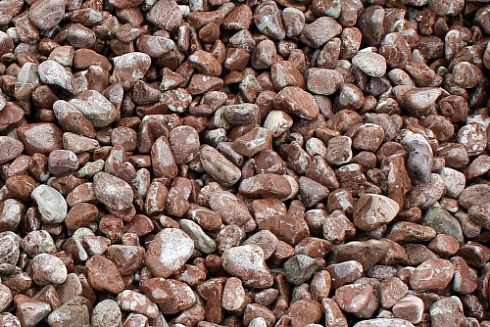 Kamenclub.ru: Мраморная крошка (щебень галтованный розовый) фр.5-10 мм.  купить в Истре мрамор розовый, красный окатанный мраморный щебень декоративный ландшатфный 15000 руб/т   фото КАМЕНЬ КЛУБ