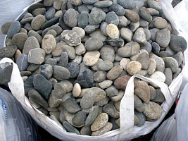 Kamenclub.ru: Галька речная плоская (ассорти) фр. 100-200-300 мм. купить в Истре галька плоская разноцветная серый белый темно-серый синий речная галька ландшафтная 8000 руб/т   фото КАМЕНЬ КЛУБ
