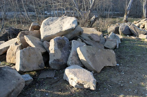 Kamenclub.ru: Песчаник плиты - плахи - пошаговые дорожки (фр. 70-150 мм)  купить в Истре песчаник серый бежевый желтый зеленый колотый песчаник строительный 6500 руб/т   фото КАМЕНЬ КЛУБ