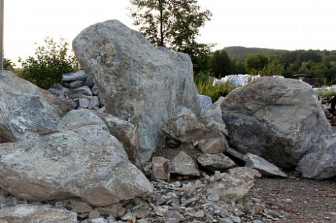 Kamenclub.ru: Змеевик скальник фр. 500-1500 мм.  купить в Истре змеевик зеленый серый черный глыба скальная колотая 7500 руб/т   фото КАМЕНЬ КЛУБ