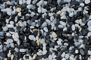 Kamenclub.ru: Мраморная крошка (щебень галтованный микс:белый-черный) фр.10-20 мм.  купить в Истре мрамор белый, черный окатанные округлые декоративные ландшафтные камни щебня 15500 руб/т   фото КАМЕНЬ КЛУБ