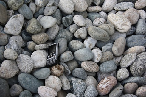 Kamenclub.ru: Галька речная окат (ассорти) фр. 50-100 мм. купить  в Истре галька природная округлая серая белая черная серая коричневая синяя галька речная окатанная округлая 6200 руб/т   фото КАМЕНЬ КЛУБ