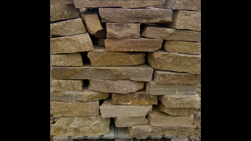 Kamenclub.ru: Песчаник пластушка желтый с рисунком (4-6 см)  купить в Истре плитняк пластушка желтый с рисунком песчаник 9 000 руб/м3   фото КАМЕНЬ КЛУБ