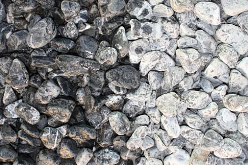 Kamenclub.ru: Щебень галтованный черный (мрамор) фр.20-40 мм.  купить в Истре мрамор черный с белыми прожилками мрамор окатанный округлый 15000 руб/т   фото КАМЕНЬ КЛУБ