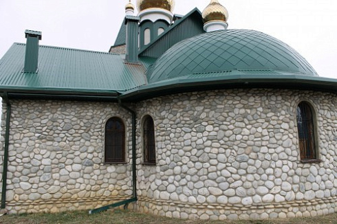 Kamenclub.ru: Галька речная плоская (бело-серая) фр. 100-200-300 мм. купить  в Истре галька речная плоская серый, белый, бело-серый, серо-белый речная галька плоская  9000 руб/т   фото КАМЕНЬ КЛУБ