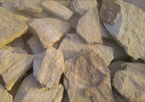 Kamenclub.ru: Песчаник пластушка "фонтанка" желтая (3,0 - 5,0 см)  купить в Истре песчаник желтая, рыжий, желтый песчаник колотый рваный со сколом облицовочный 16200 руб/м3   фото КАМЕНЬ КЛУБ