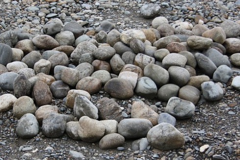 Kamenclub.ru: Речной валун (Ассорти) фр.100-300 мм.  купить в Истре галечник серый, темно-серый, светло-серый речная галька крупных размеров 4200 руб/т   фото КАМЕНЬ КЛУБ