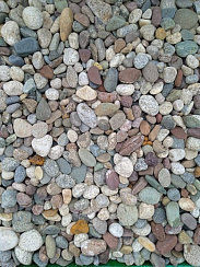 Kamenclub.ru: Галька горная речная окат (цветная) фр. 20-40 мм. купить  в Истре галька речная серый синий бежевый белый окатанная речная галька ландшафтная 6800 руб/т   фото КАМЕНЬ КЛУБ