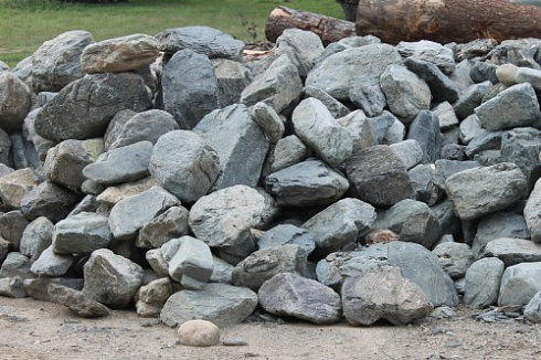 Kamenclub.ru: Гранит скальник (серо-зеленый) фр. 100-500 мм.  купить в Истре гранит зеленый, серый, салатовый крупный ландшафтный валун 6 000 руб/т   фото КАМЕНЬ КЛУБ