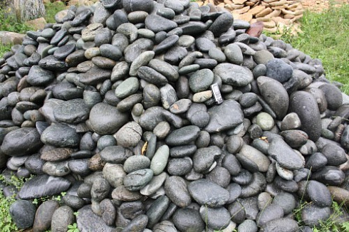 Kamenclub.ru: Темно-серый валунчик фр.100-300 мм.  купить в Истре крупный природный камень серый, темно-серый, светло-серый речная галька большого размера окатанная 4500 руб/т   фото КАМЕНЬ КЛУБ