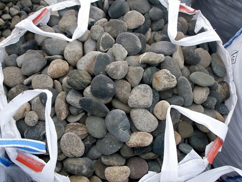 Kamenclub.ru: Галька речная плоская (ассорти) фр. 70-150 мм. купить  в Истре галька галечник серый белый темно-серый синий светло-серый плоская природная галька  9000 руб/т   фото КАМЕНЬ КЛУБ
