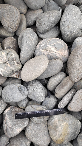 Kamenclub.ru: Галька речная окат (темно-серая) фр. 70-150 мм. купить  в Истре галька речная темно-серая, синяя, серая речная галька округлая  8000 руб/т   фото КАМЕНЬ КЛУБ