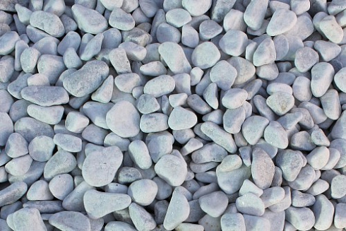 Kamenclub.ru: Щебень галтованный белый (мрамор) фр.5-10 мм.  купить в Истре мрамор белый, айвори, молочный каменная мраморная декоративная ландшафтная крошка 17000 руб/т   фото КАМЕНЬ КЛУБ