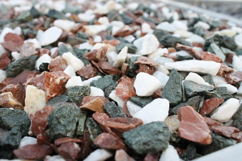 Kamenclub.ru: Мраморная крошка (щебень крошка микс: белый-зеленый-розовый) фр. 10-20 мм.  купить в Истре мрамор белый, зеленый, розовый декоративный ландшафтный колотый щебень 12000 руб/т   фото КАМЕНЬ КЛУБ