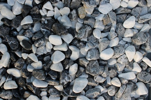 Kamenclub.ru: Мраморная крошка (щебень галтованный микс:: белый-черный) фр.20-40 мм  купить в Истре мрамор белый, черный мраморный галтованный щебень 15500 руб/т   фото КАМЕНЬ КЛУБ