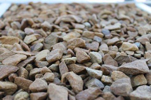 Kamenclub.ru: Щебень крошка желтый (песчаник) фр. 20-40 мм.  купить в Истре песчаник бежевый рыжий каменная крошка песчаника 9500 руб/т   фото КАМЕНЬ КЛУБ