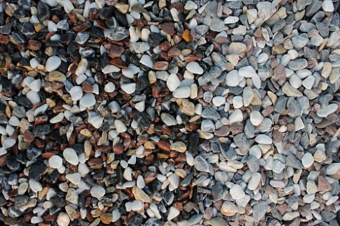 Kamenclub.ru: Мраморная крошка (щебень галтованный микс:белый-черный-розовый-медовый) фр.10-20 мм.  купить в Истре мрамор белый, медовый, черный, розовый мраморный декоративный ландшафтный окатанный округлый галтованный щебень 15500 руб/т   фото КАМЕНЬ КЛУБ