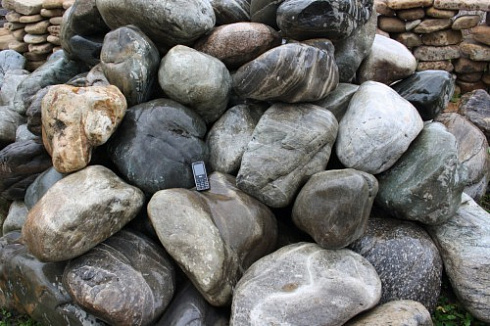 Kamenclub.ru: Речной валун Кабанчик фр.300-500 мм.  купить в Истре крупный природный камень галька серый, темно-серый речной валун галечник масштабный 7000 руб/т   фото КАМЕНЬ КЛУБ