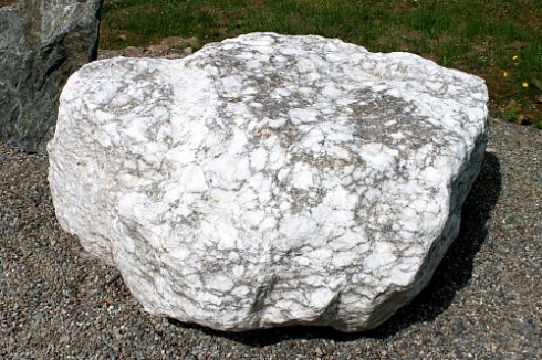 Kamenclub.ru: Мраморизированный известняк фр.500-1500 мм.  купить в Истре    10000 руб/т   фото КАМЕНЬ КЛУБ