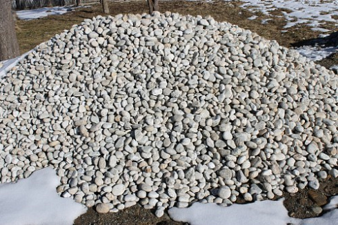 Kamenclub.ru: Галька речная окат (серо-белая) фр. 70-120 мм купить  в Истре галька галечник бело-серая, серо-белая, серая, белая речная природная галька  8000 руб/т   фото КАМЕНЬ КЛУБ