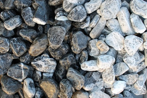 Kamenclub.ru: Щебень галтованный черный (мрамор) фр. 50-100 мм.  купить в Истре мрамор черный с белыми прожилками щебень ландшафтный мраморный 15000 руб/т   фото КАМЕНЬ КЛУБ