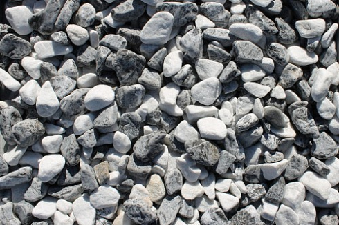 Kamenclub.ru: Мраморная крошка (щебень галтованный микс:: белый-черный) фр.20-40 мм  купить в Истре мрамор белый, черный мраморный галтованный щебень 15500 руб/т   фото КАМЕНЬ КЛУБ
