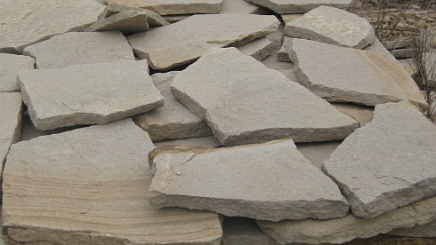 Kamenclub.ru: Песчаник пластушка светло-серый (2,0 см)  купить в Истре плитняк- ластушка светло-серый, серый рваный ландшафтный плитняк колотый 13800 руб/м3   фото КАМЕНЬ КЛУБ