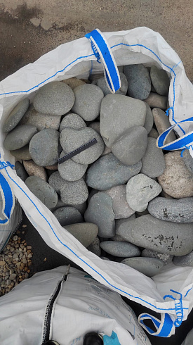 Kamenclub.ru: Галька речная плоская (темно-серая) фр. 70-150 мм. купить  в Истре галечник природный темно-серый серый синий речная плоская природная окатанная  9000 руб/т   фото КАМЕНЬ КЛУБ