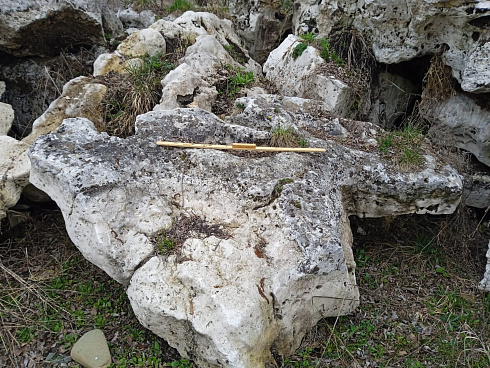 Kamenclub.ru: Выветренный известняк (степной) фр. 500-1500 мм.  купить в Истре    10000 руб/т   фото КАМЕНЬ КЛУБ