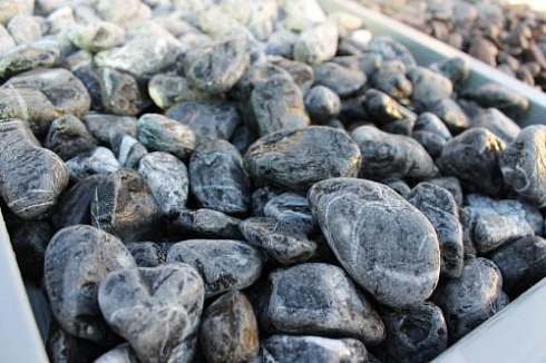 Kamenclub.ru: Щебень галтованный черный (мрамор) фр.20-40 мм.  купить в Истре мрамор черный с белыми прожилками мрамор окатанный округлый 15000 руб/т   фото КАМЕНЬ КЛУБ