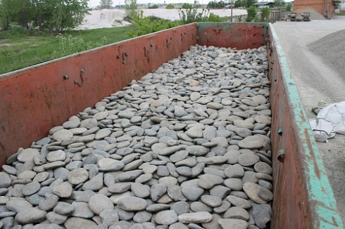 Kamenclub.ru: Галька речная плоская (ассорти) фр. 100-200-300 мм. купить  в Истре галька плоская разноцветная серый белый темно-серый синий речная галька ландшафтная 8000 руб/т   фото КАМЕНЬ КЛУБ