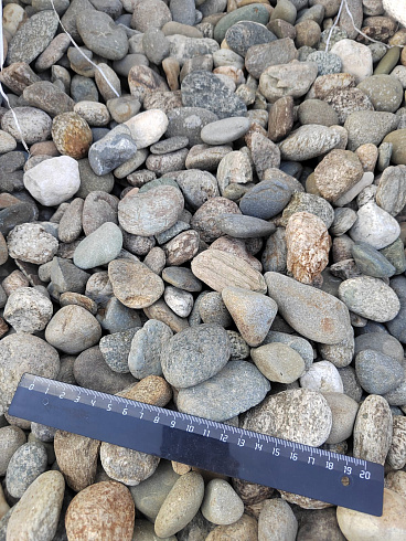 Kamenclub.ru: Галька речная окат (пестрая) фр. 20-40 мм. купить  в Истре галька речная пестрая, серая, серые оттенки галька речная окатанная округлая 5000 руб/т   фото КАМЕНЬ КЛУБ