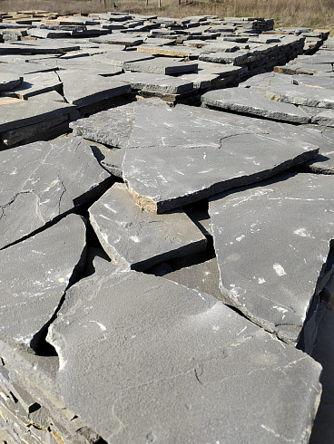 Kamenclub.ru: Песчаник пластушка светло-серый (2,0 см)  купить в Истре плитняк- ластушка светло-серый, серый рваный ландшафтный плитняк колотый 13800 руб/м3   фото КАМЕНЬ КЛУБ