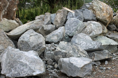 Kamenclub.ru: Змеевик скальник фр. 500-1500 мм.  купить в Истре змеевик зеленый серый черный глыба скальная колотая 7500 руб/т   фото КАМЕНЬ КЛУБ