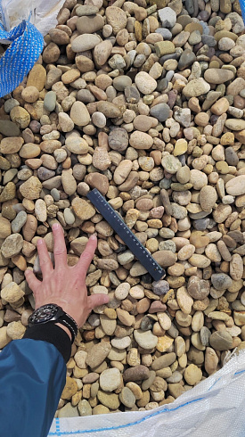 Kamenclub.ru: Галька речная окат рыжая фр. 20-40 мм. купить  в Истре галька речная окатанная рыжая желтая серая округлая речная галька 5000 руб/т   фото КАМЕНЬ КЛУБ