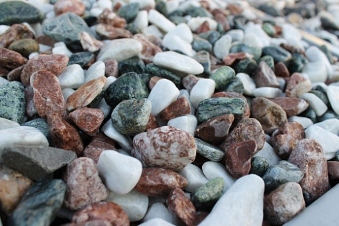 Kamenclub.ru: Мраморная крошка (щебень галтованный микс:белый-зеленый-розовый) фр.20-40 мм.  купить в Истре мрамор белый, зеленый, розовый мрамор декоративный (галтовка) 15500 руб/т   фото КАМЕНЬ КЛУБ