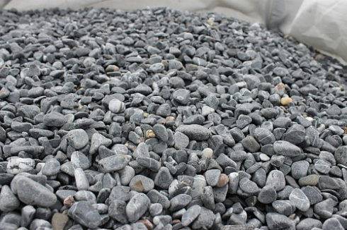 Kamenclub.ru: Щебень галтованный черный (мрамор) фр.10-20 мм.  купить в Истре мрамор черный с белыми прожилками, черный, белый окатанный округлый ландшафтный декоративный щебень 15000 руб/т   фото КАМЕНЬ КЛУБ