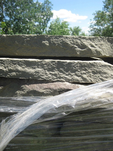 Kamenclub.ru: Песчаник пластушка серо-зеленый (4,0 см- 5,0 см)  купить в Истре песчаник серо-зеленый, серый, зеленый песчаник рваный ландшафтный колотый 9000 руб/м3   фото КАМЕНЬ КЛУБ