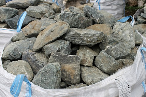 Kamenclub.ru: Гранит скальник (серо-зеленый) фр. 100-500 мм.  купить в Истре гранит зеленый, серый, салатовый крупный ландшафтный валун 6 000 руб/т   фото КАМЕНЬ КЛУБ