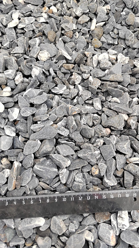 Kamenclub.ru: Щебень галтованный черный (мрамор) фр.10-20 мм.  купить в Истре мрамор черный с белыми прожилками, черный, белый окатанный округлый ландшафтный декоративный щебень 15000 руб/т   фото КАМЕНЬ КЛУБ