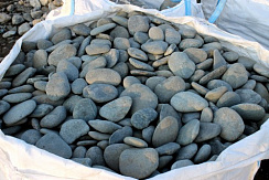 Kamenclub.ru: Галька речная плоская (темно-серая) фр. 100-200-300 мм. купить в Истре галька речная плоская темно-серый, серый, синий речной галечник плоский 9000 руб/т   фото КАМЕНЬ КЛУБ